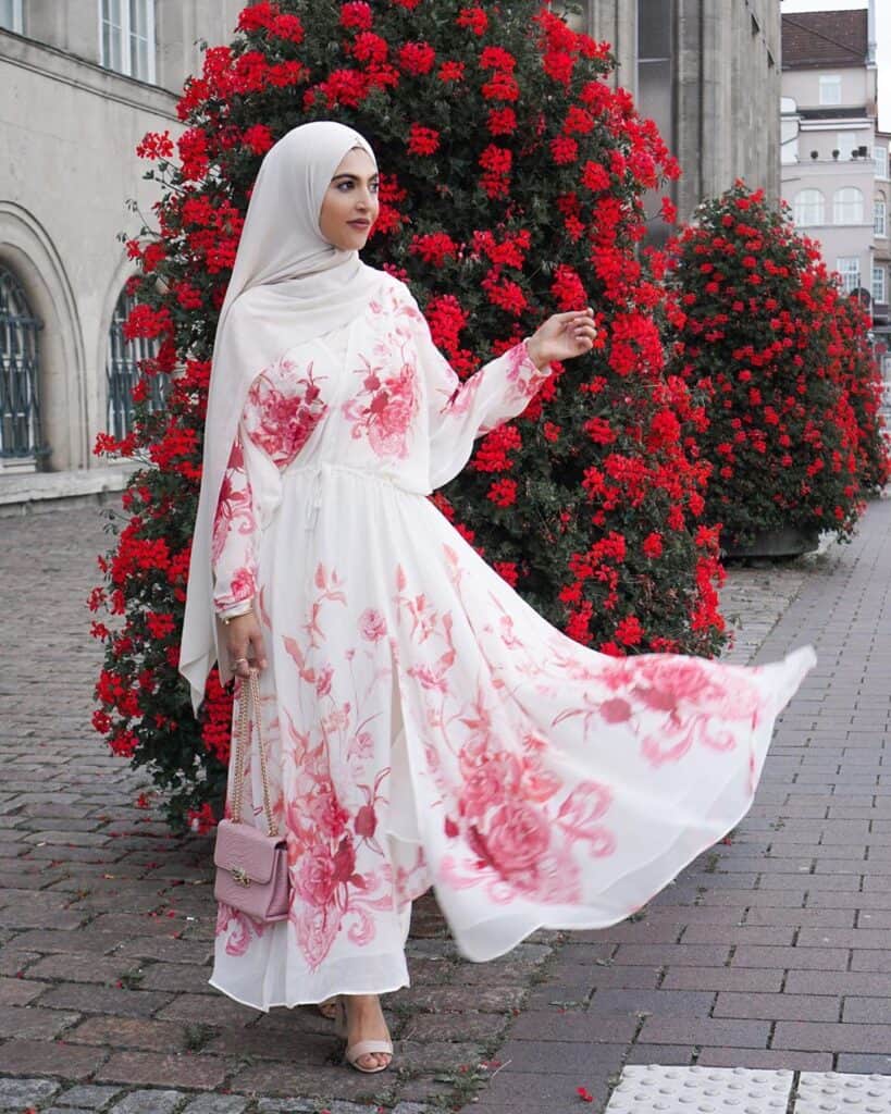 Model midi dress hijab